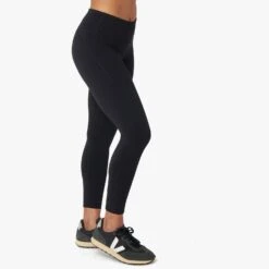 The Bayview Legging | Black -Fair Harbor F22 BAYVIEWLEGGING BLACK ON FIG 0073 bb262d9c 5a7e 4298 8231 899c33824afa