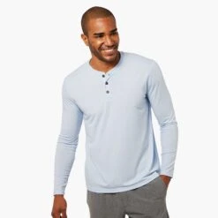 The SeaBreeze Henley | Blue Glow 10 The SeaBreeze Henley | Blue Glow -Fair Harbor SS22008 SP22 instudio photo Look01 HBR22 459 072 f15903ff 978a 414a be2c 38f094bc3cca